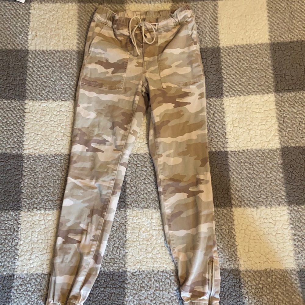 American eagle pink and Beige camo pants